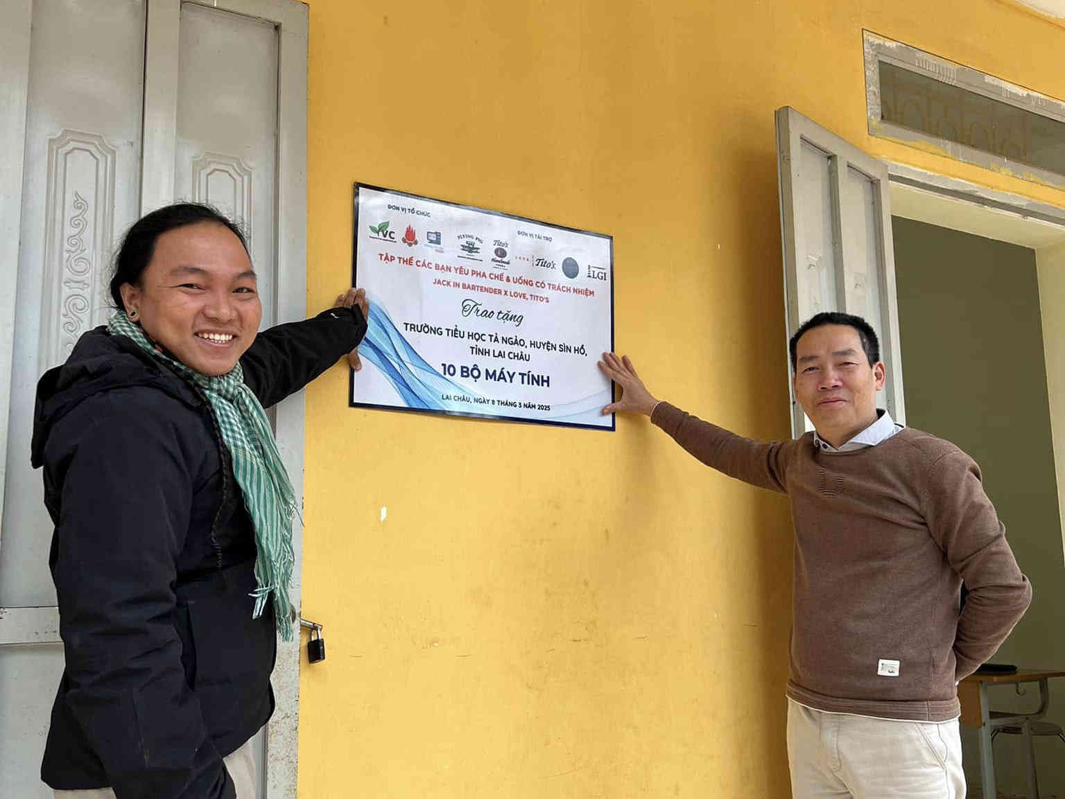 Trao máy tính tại trường tiểu học Tả Ngảo, Lai Châu