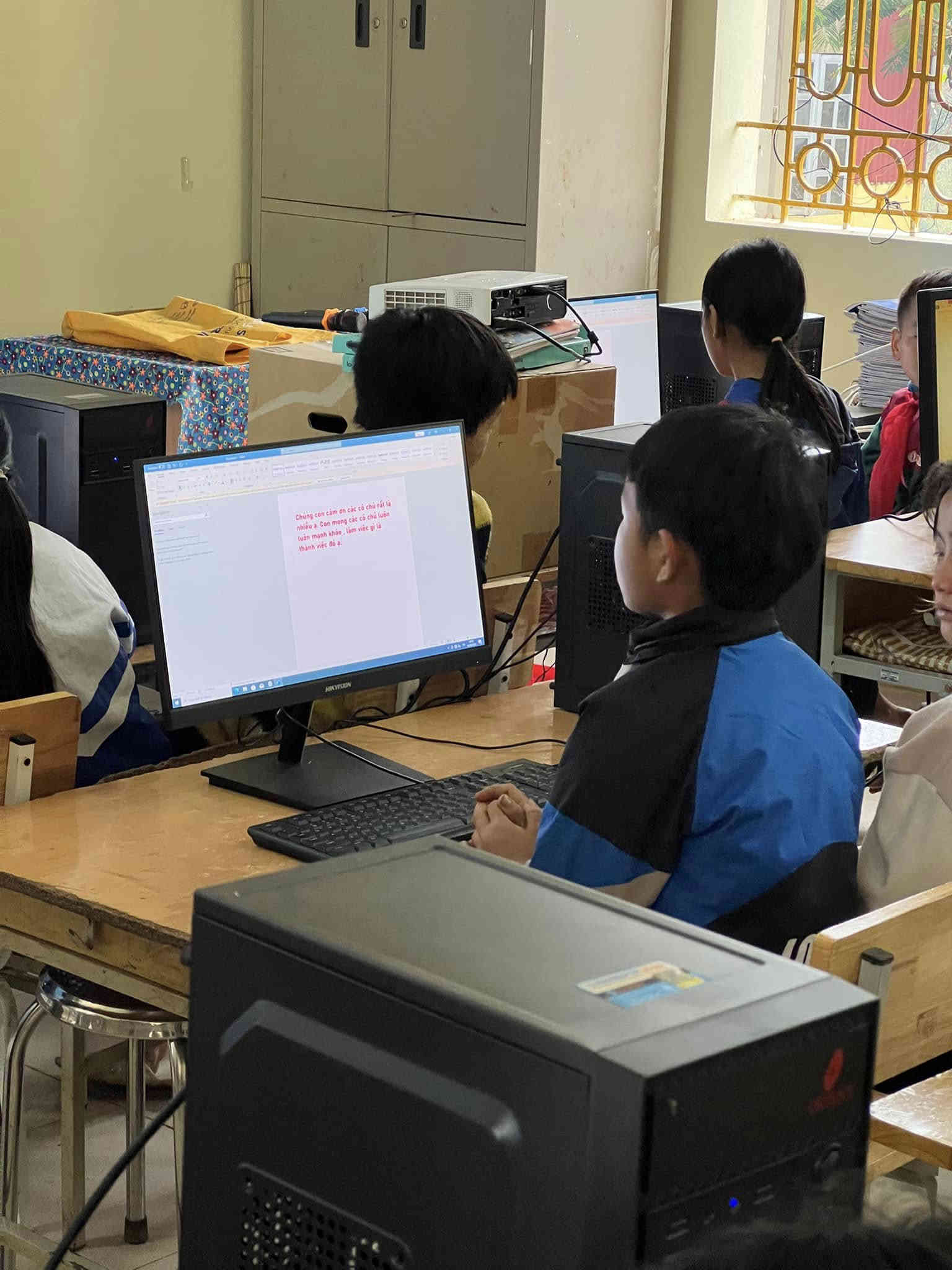 Các em được học tập với máy tính được trao tặng