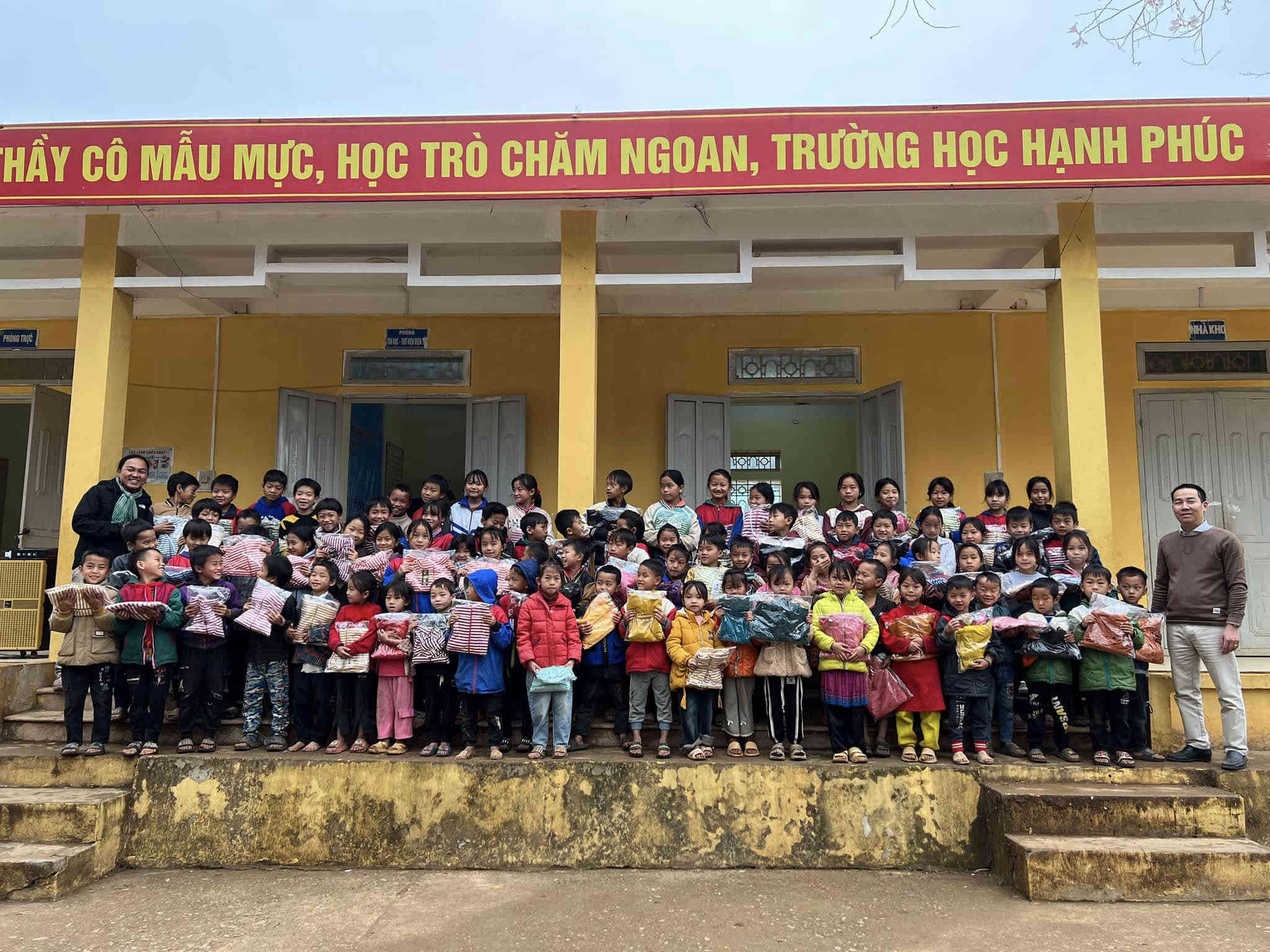 Các em được nhận áo khoác từ mạnh thường quân