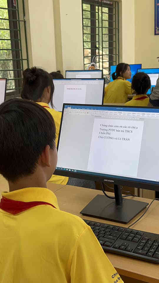 Các em được học tập với máy tính được trao tặng